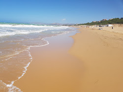 Fotografie cu Spiaggia Fiumenaro cu drept și lung