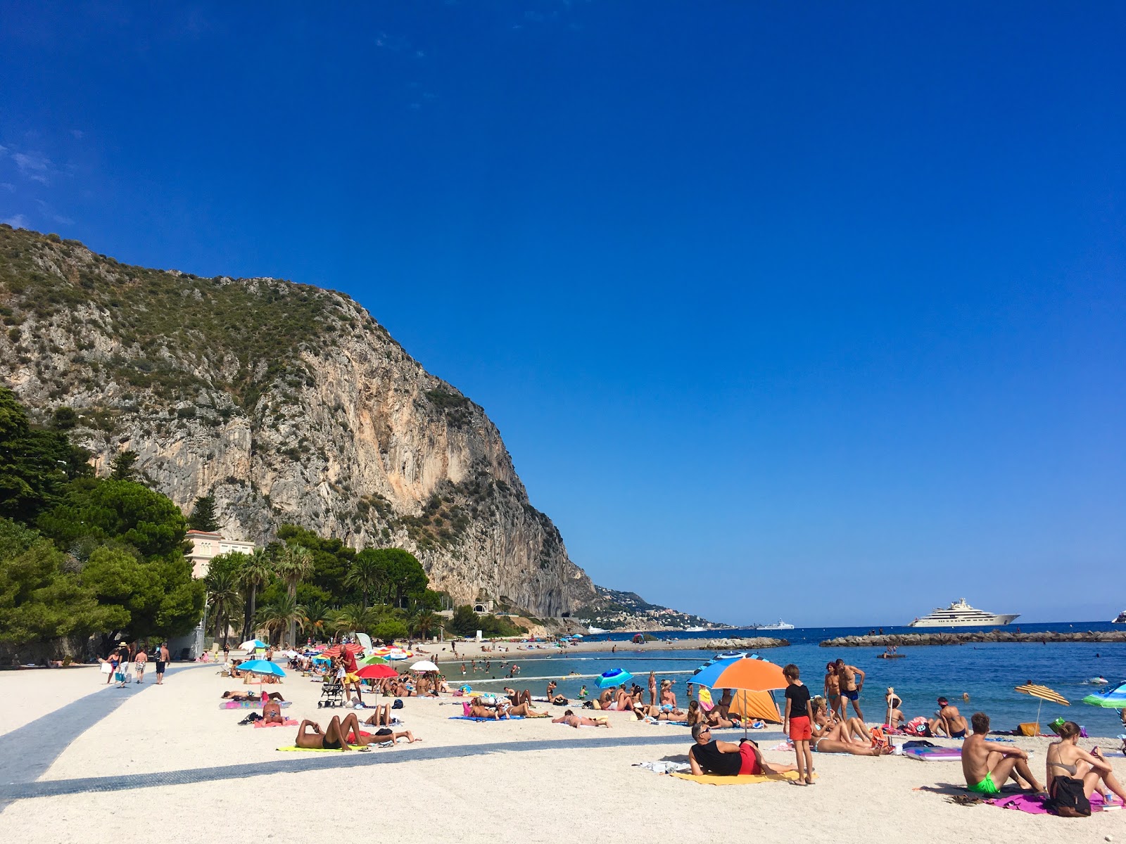 Foto von Petite Afrique Strand und die siedlung