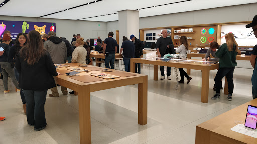 Computer Store «Apple Mayfair», reviews and photos, 2500 N. Mayfair Road, Wauwatosa, WI 53226, USA