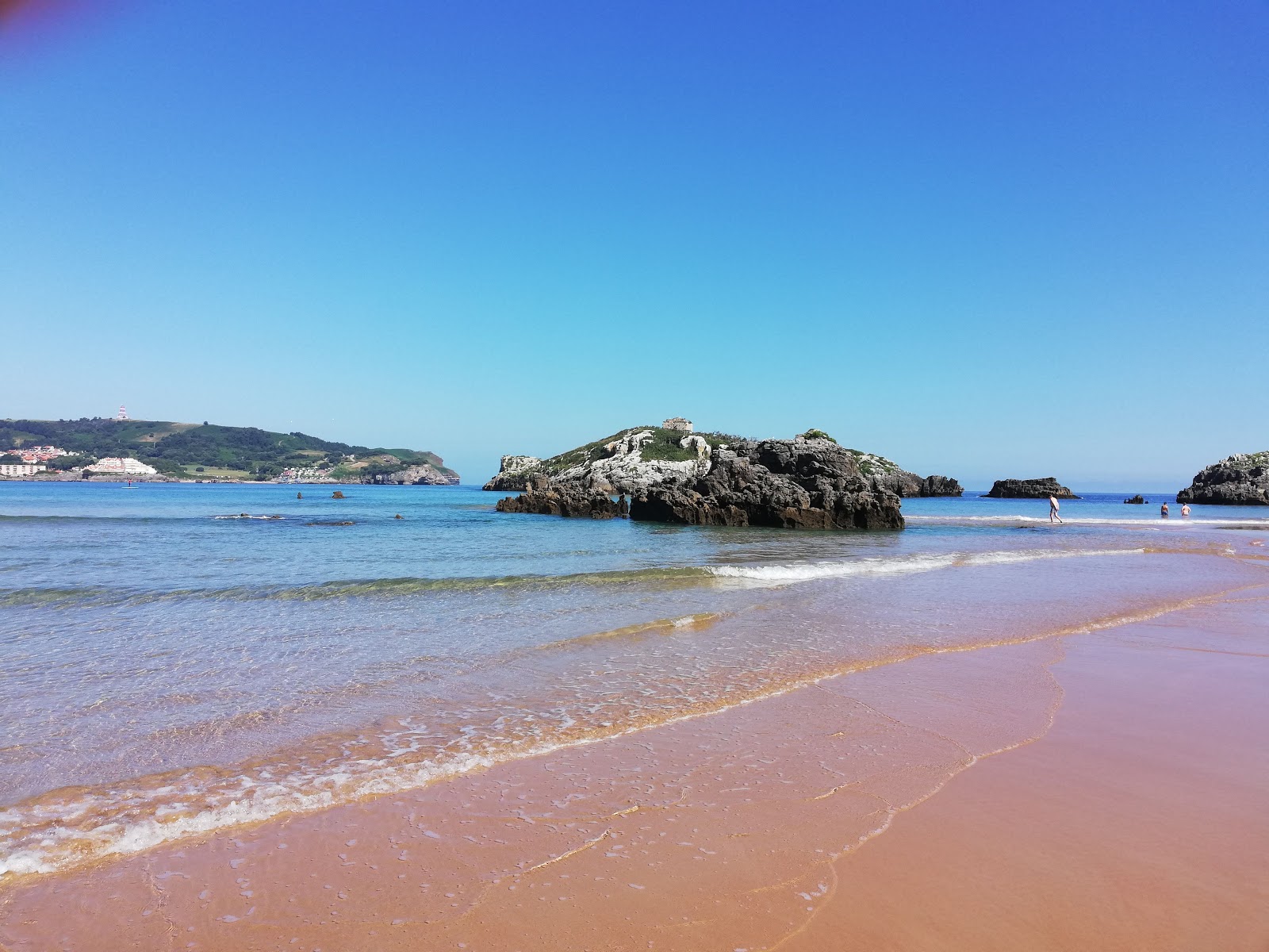 Fotografie cu Playa de Ris cu o suprafață de apă pură albastră