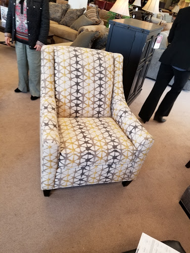 Furniture Store «Raymour & Flanigan Furniture and Mattress Store», reviews and photos, 275 Glen Cove Rd, Carle Place, NY 11514, USA