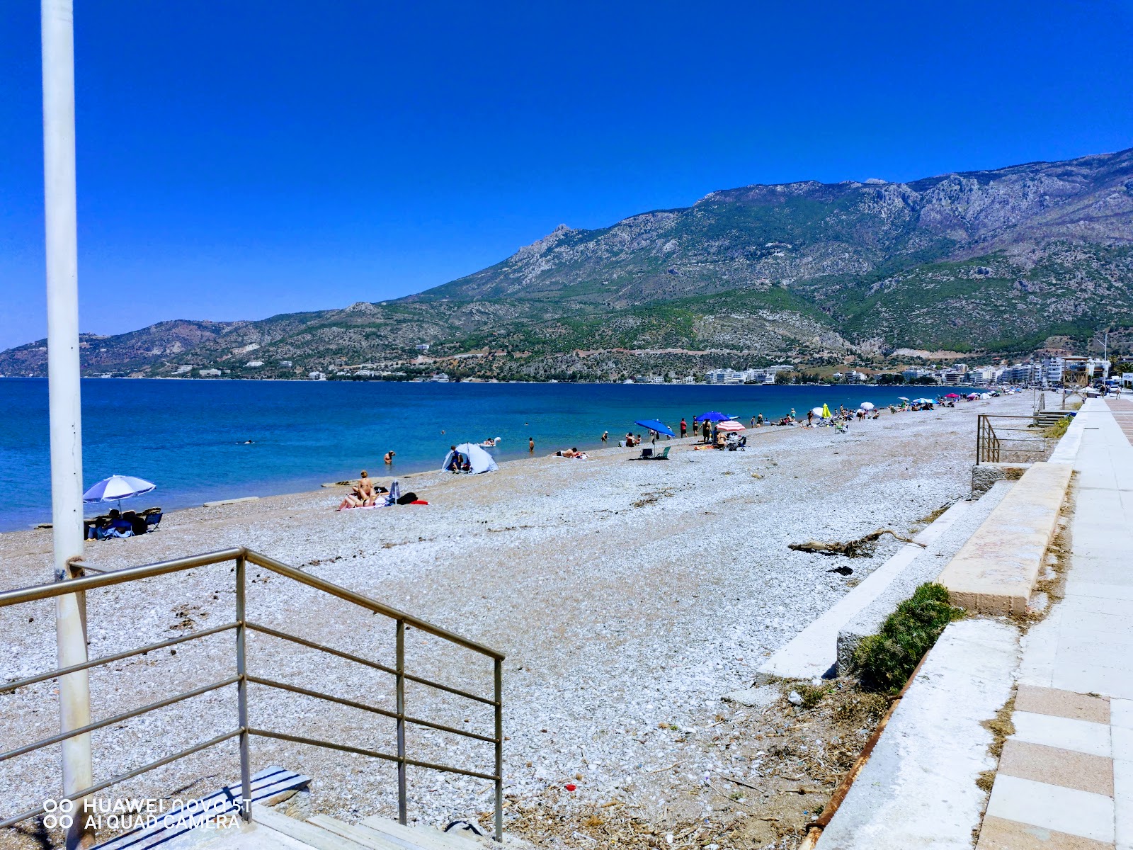 Foto von Loutraki main beach mit türkisfarbenes wasser Oberfläche