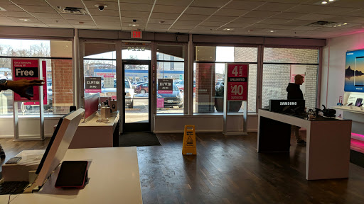 Cell Phone Store «T-Mobile», reviews and photos, 8224 MN-7 #325, St Louis Park, MN 55426, USA