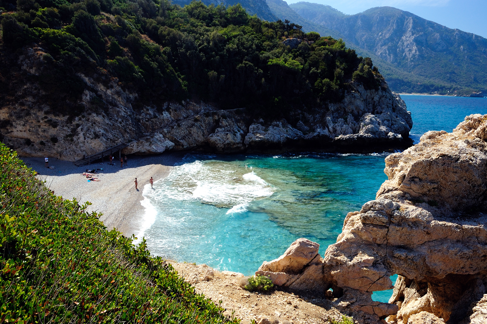 Mikro Seitani beach'in fotoğrafı çok temiz temizlik seviyesi ile