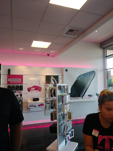 Cell Phone Store «T-Mobile», reviews and photos, 5914 6th Ave, Tacoma, WA 98406, USA