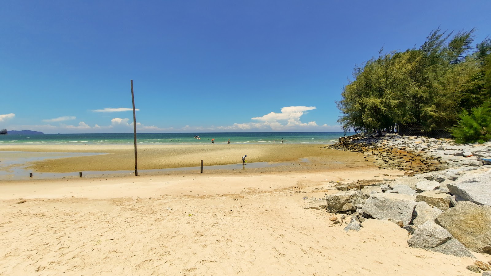 Foto di Cahaya beach con una superficie del acqua cristallina