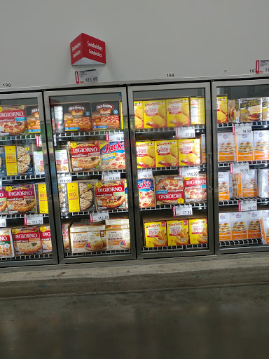 Shopping Mall «Metro Mall-Middle Village», reviews and photos, 6626 Metropolitan Ave, Middle Village, NY 11379, USA