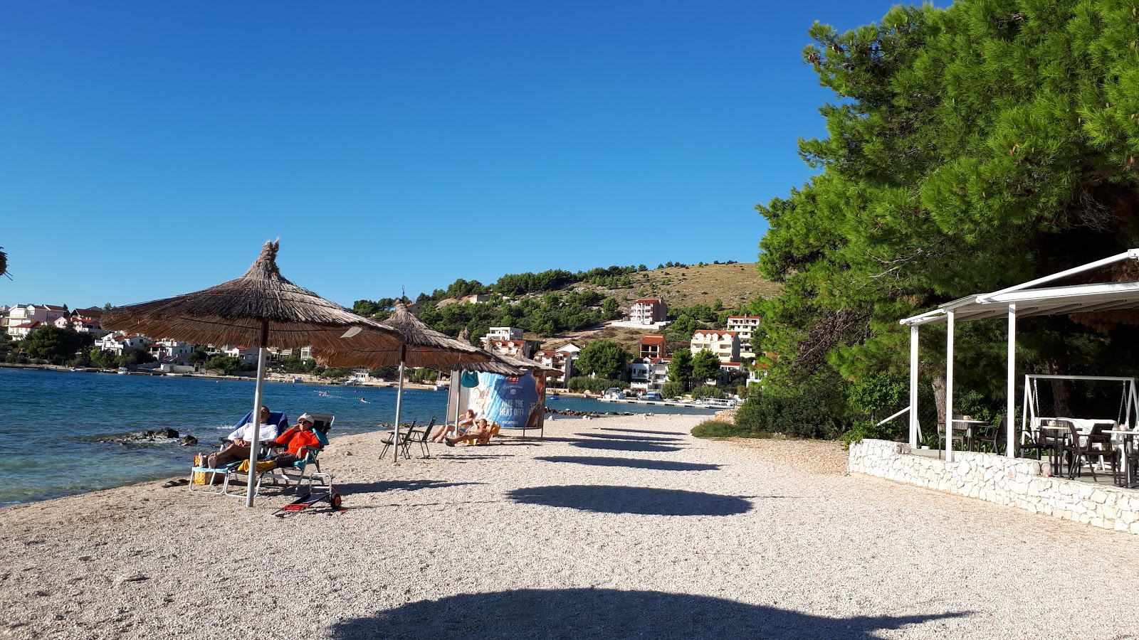 Foto von Jasenovo beach von Klippen umgeben