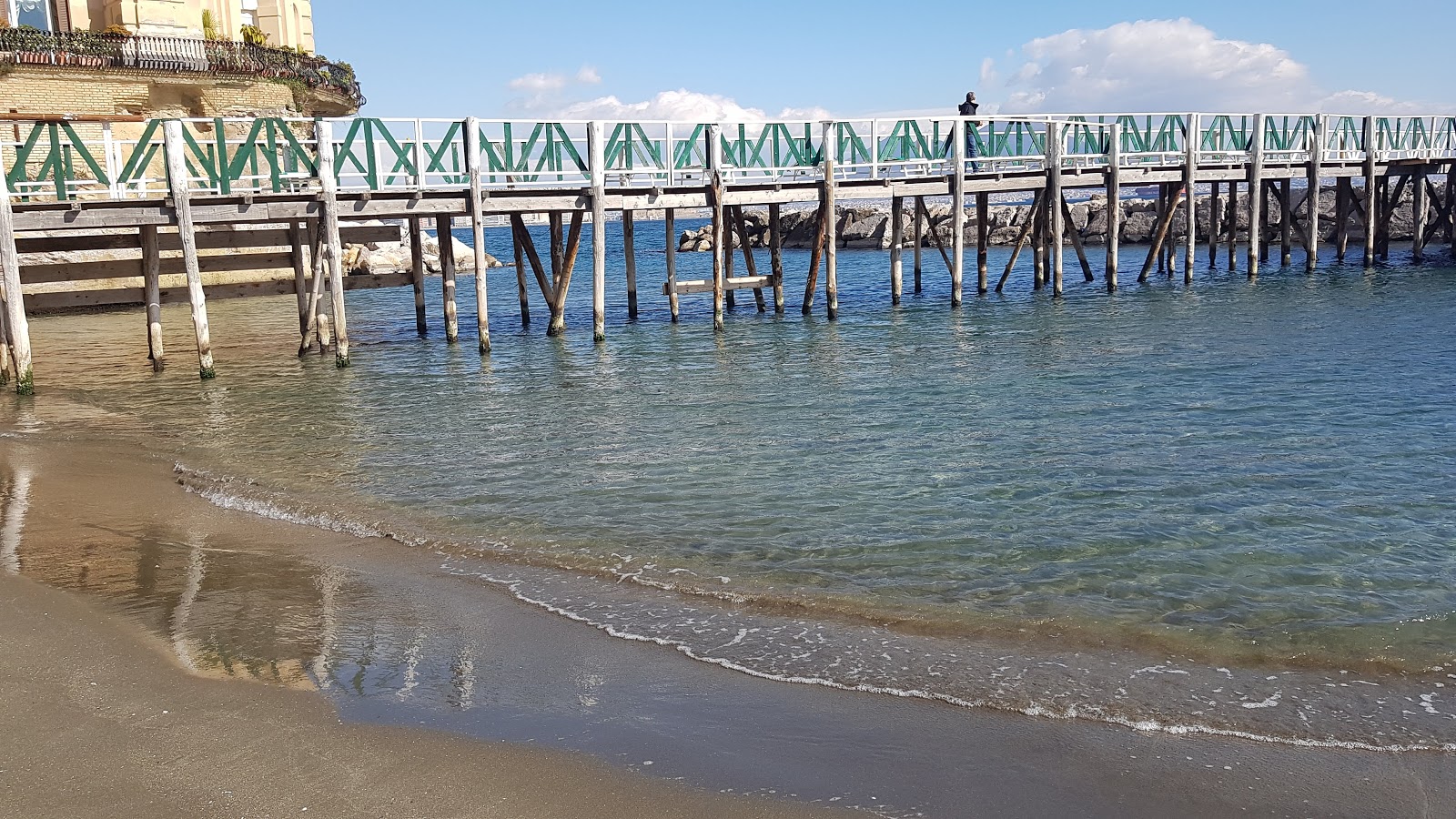 Foto van Spiaggia delle Monache ondersteund door kliffen