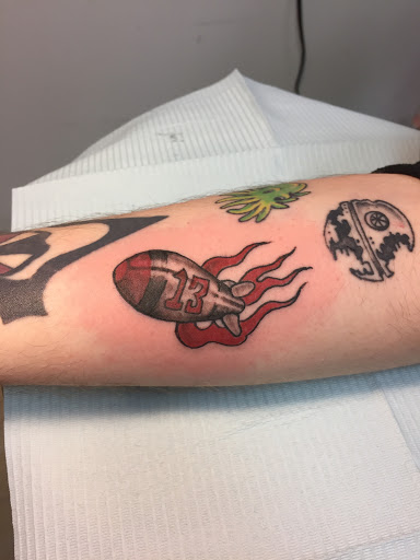 Tattoo Shop «Blue Fin Tattoos», reviews and photos, 2180 Perry Lane Rd, Brunswick, GA 31525, USA