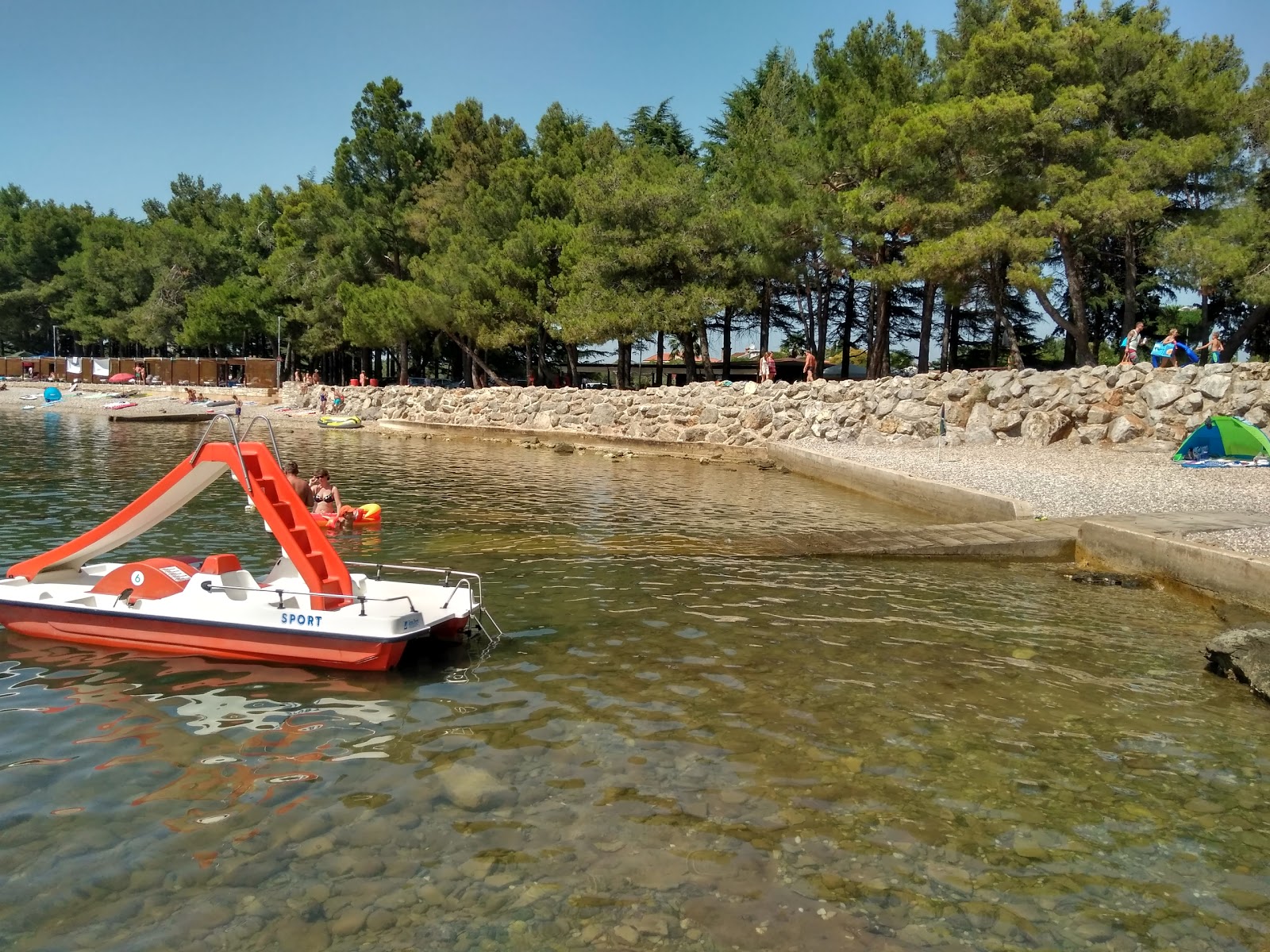 Photo de Karpinjan beach avec un niveau de propreté de très propre