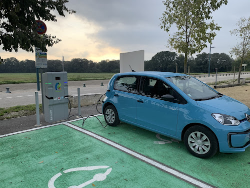 Borne de recharge de véhicules électriques RÉVÉO Charging Station Fourques