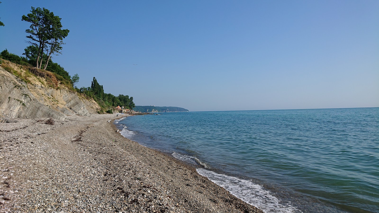 Φωτογραφία του Morskoy Briz beach με γκρίζο βότσαλο επιφάνεια
