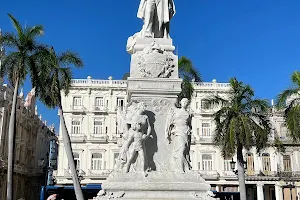 Estatua a José Martí image
