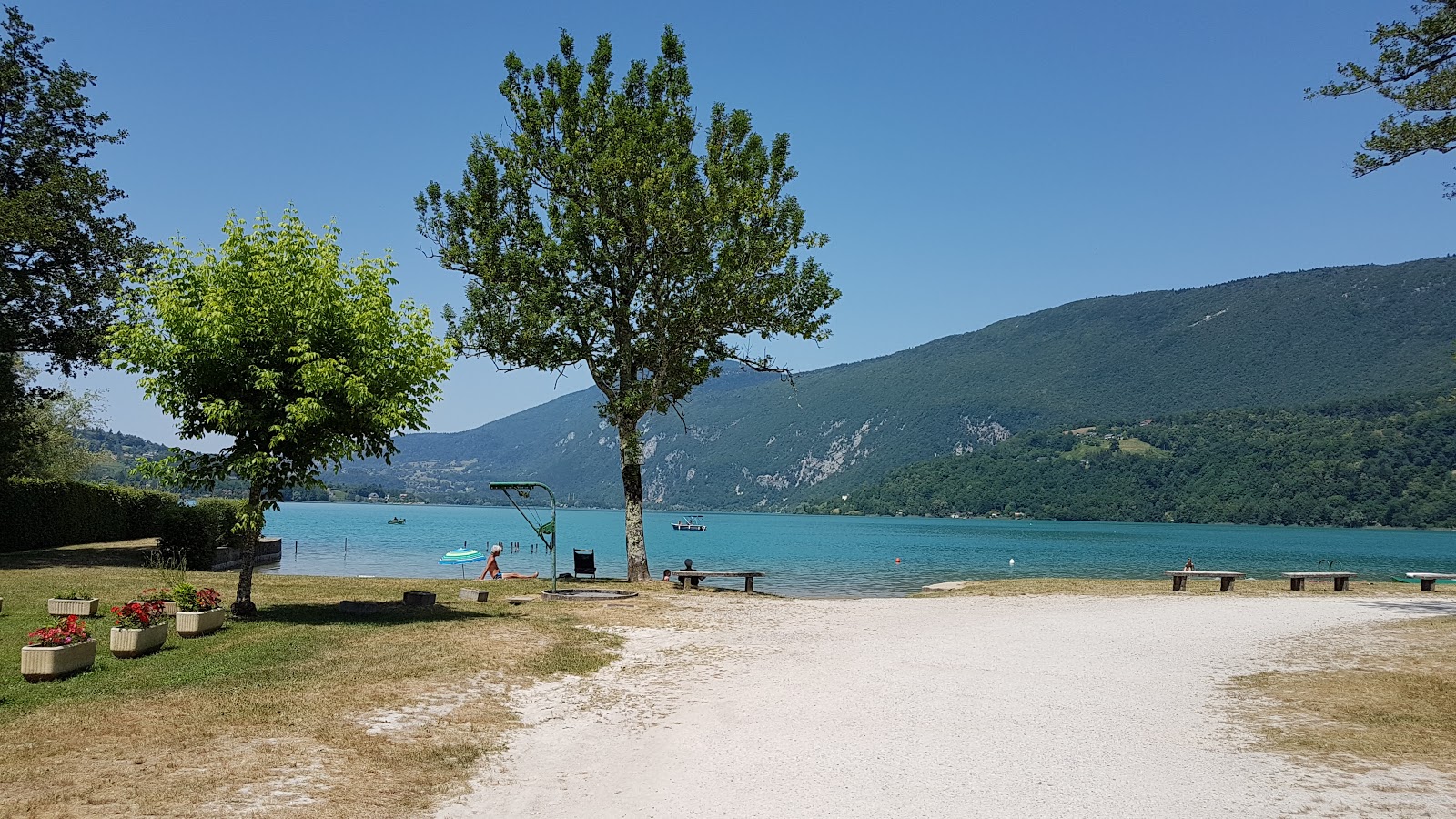 Ferrand Beach'in fotoğrafı uçurumlarla desteklenmiş