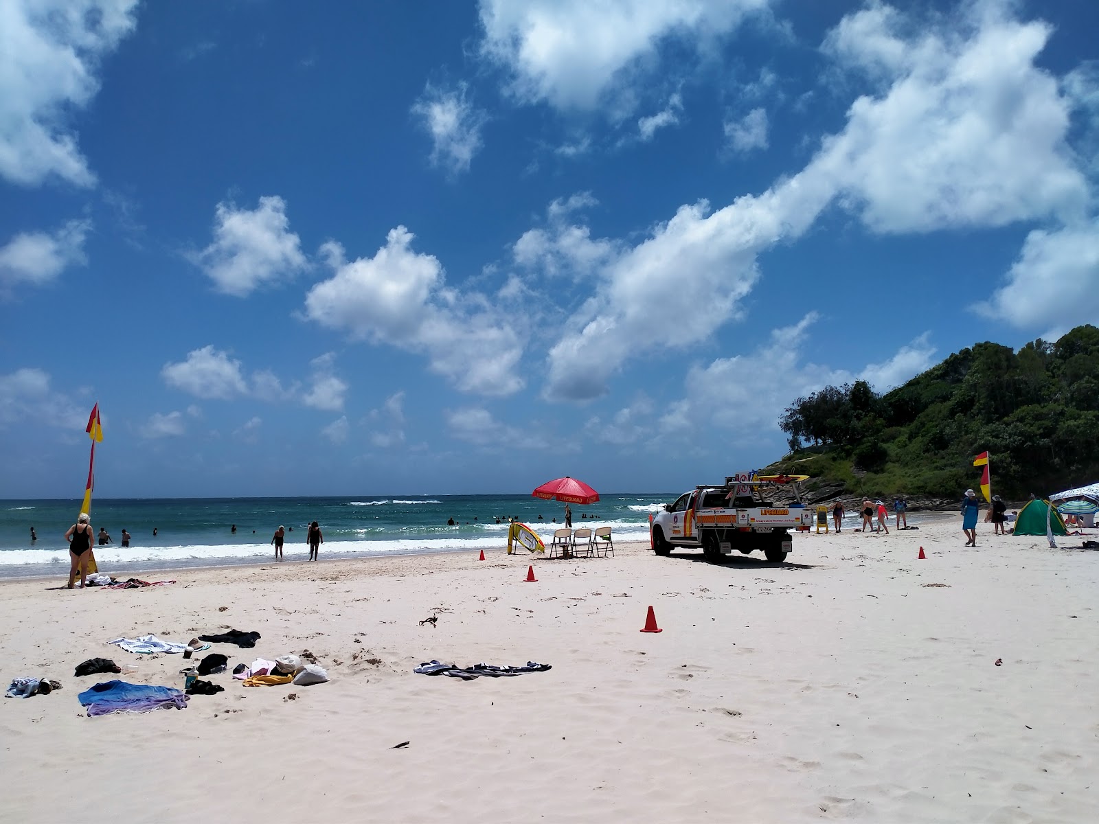 Cylinder Beach'in fotoğrafı dağlarla çevrili