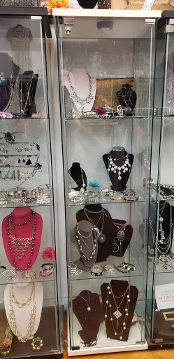 Clothing Store «Uptown Cheapskate», reviews and photos, 929 E Commercial Blvd, Oakland Park, FL 33334, USA