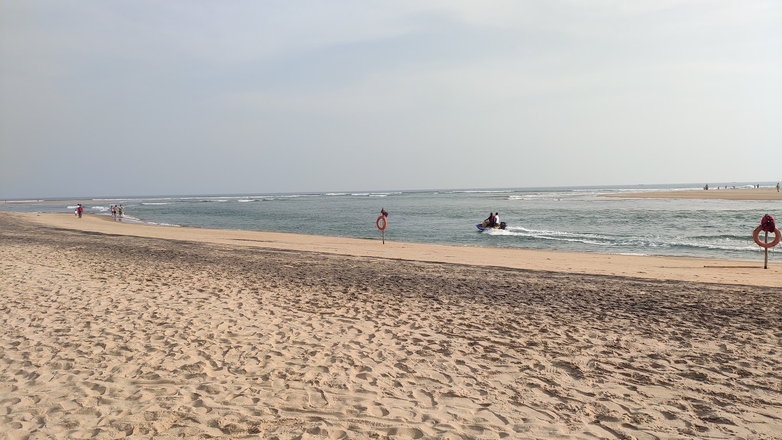Foto von Ramachandi Beach mit heller sand Oberfläche