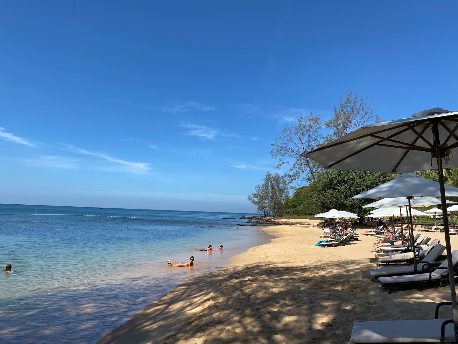 Φωτογραφία του Shells resort beach με φωτεινή άμμος επιφάνεια