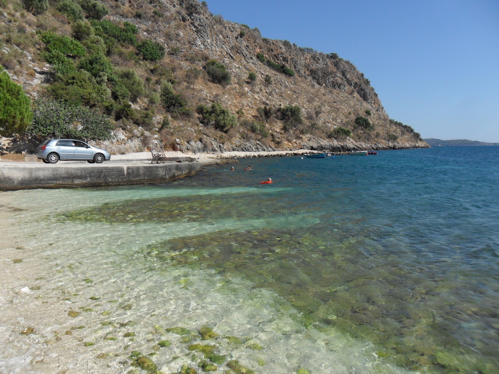 Ligia beach'in fotoğrafı uçurumlarla desteklenmiş
