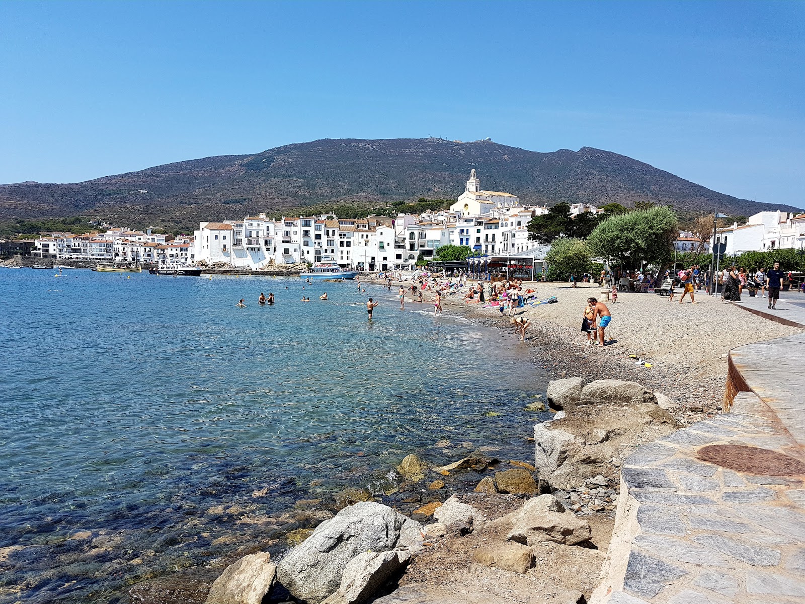 Platja Gran y Esportal的照片 带有小灰色卵石表面