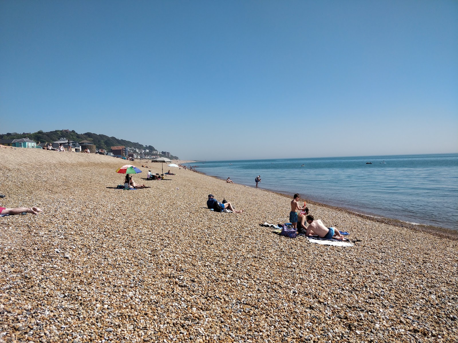 Fotografija Plaža Sandgate z rjavi fini kamenček površino