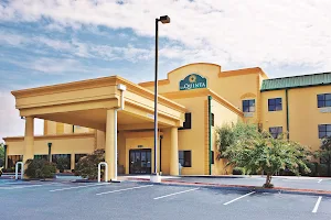 La Quinta Inn & Suites by Wyndham Knoxville East image