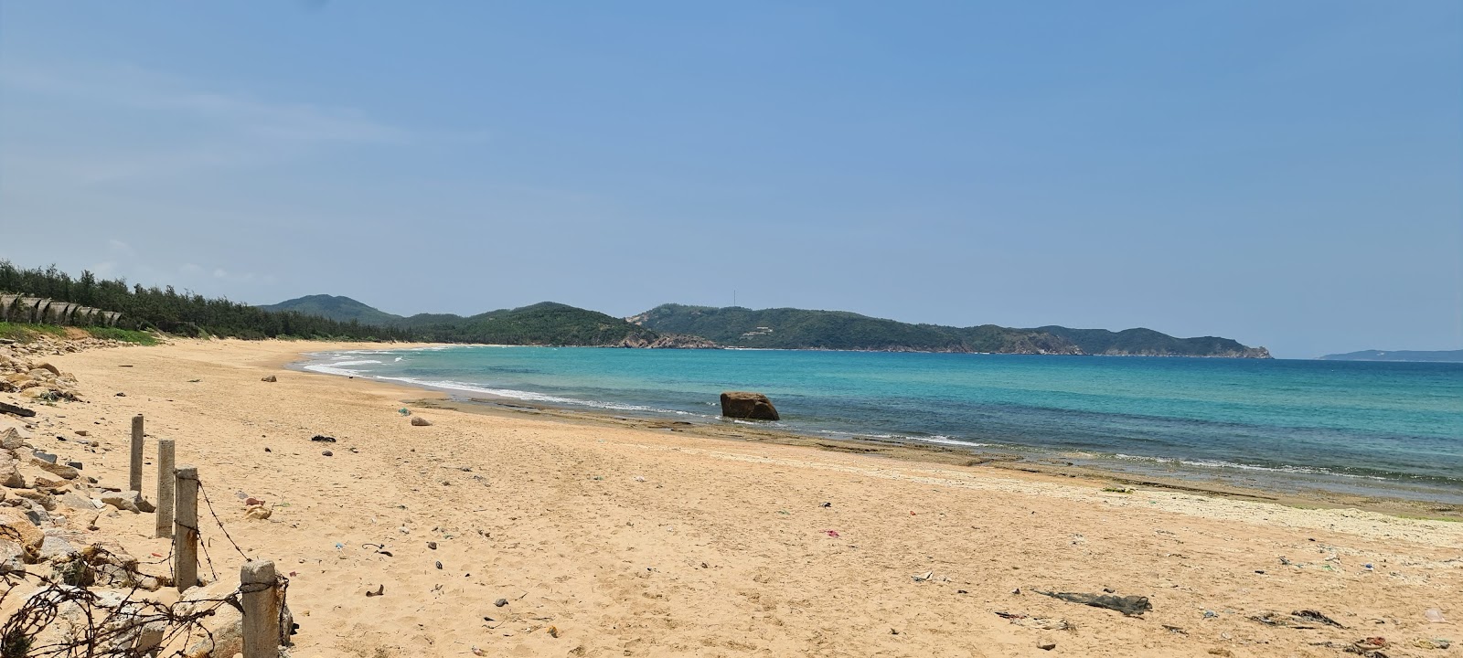 Valokuva Hoa Thanh Beachista. sisältäen pitkä lahti