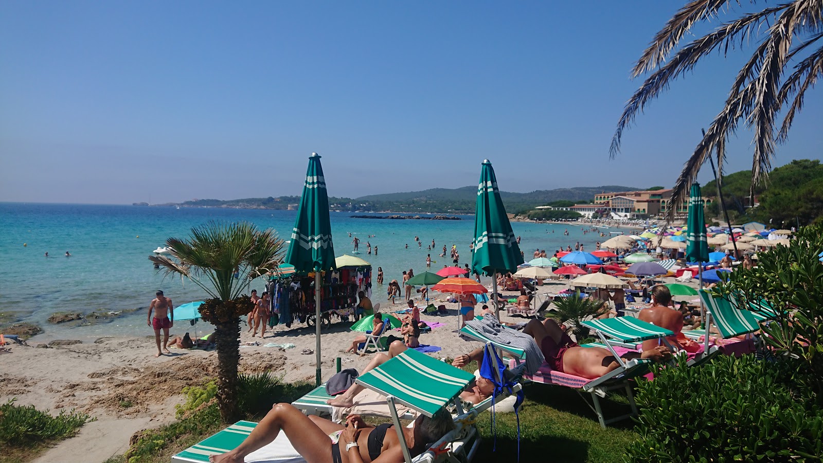 Bombarde Plajı'in fotoğrafı - rahatlamayı sevenler arasında popüler bir yer
