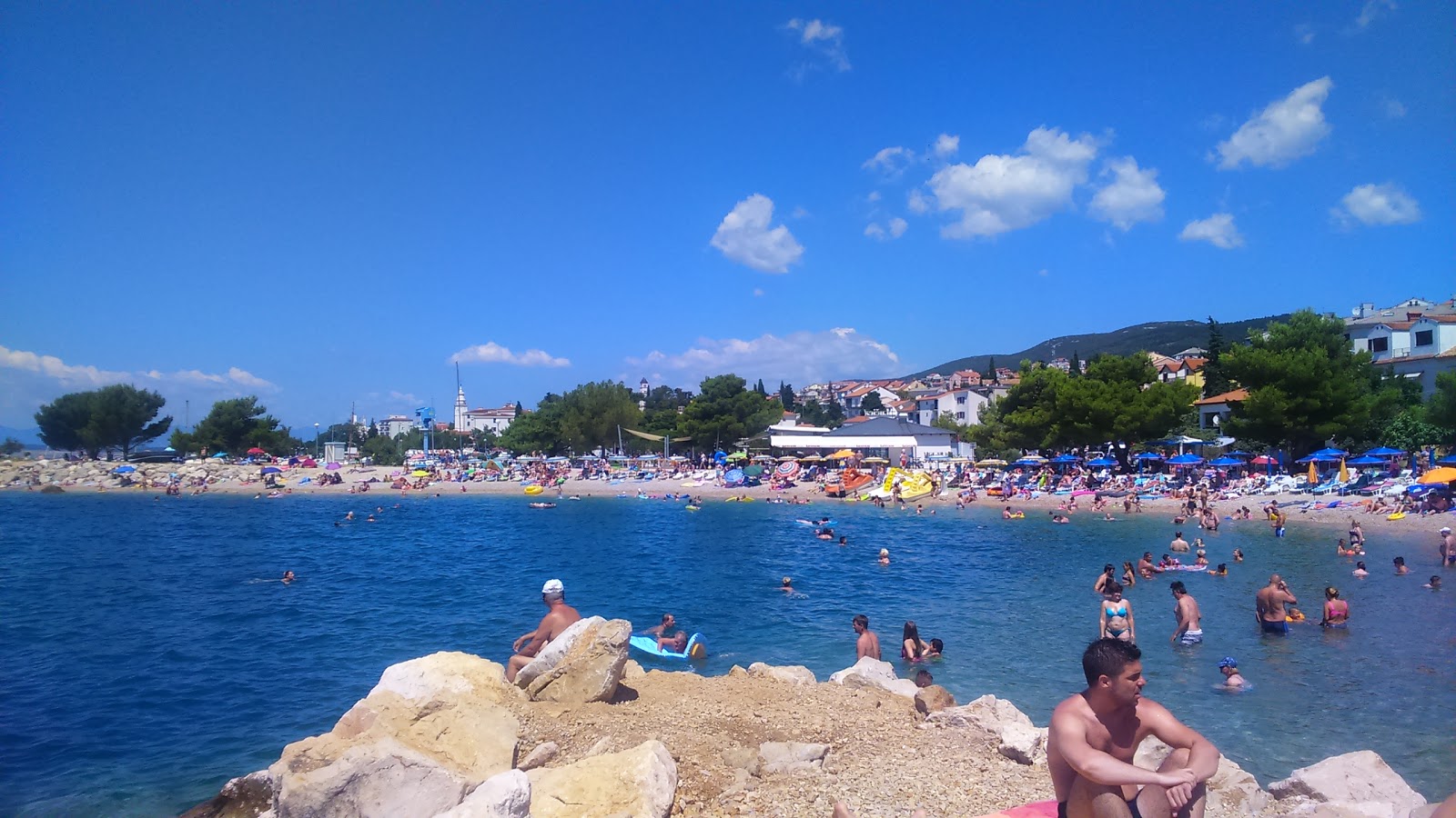 Podvorska beach的照片 带有碧绿色纯水表面