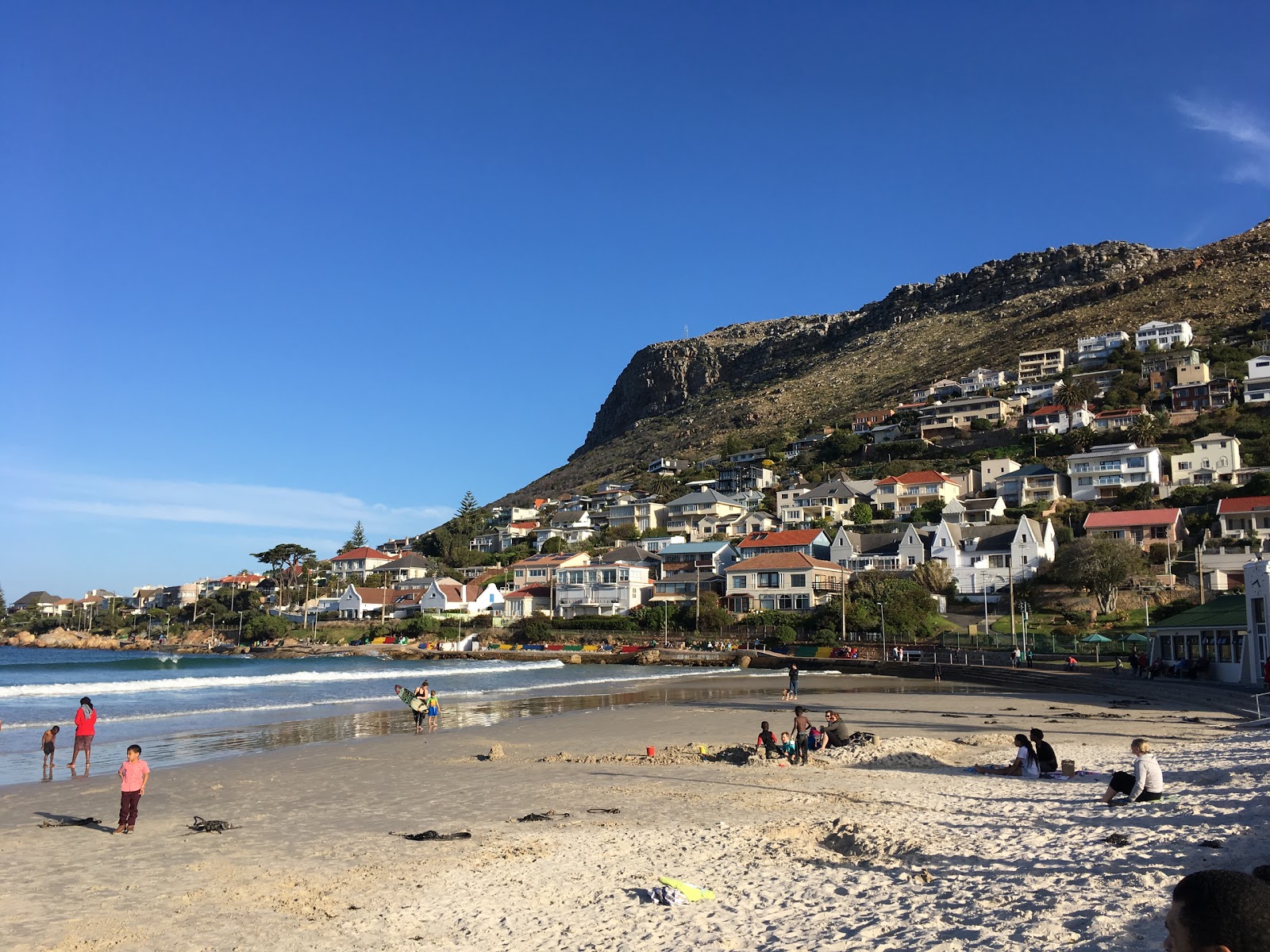 Foto van Fish Hoek beach en de nederzetting