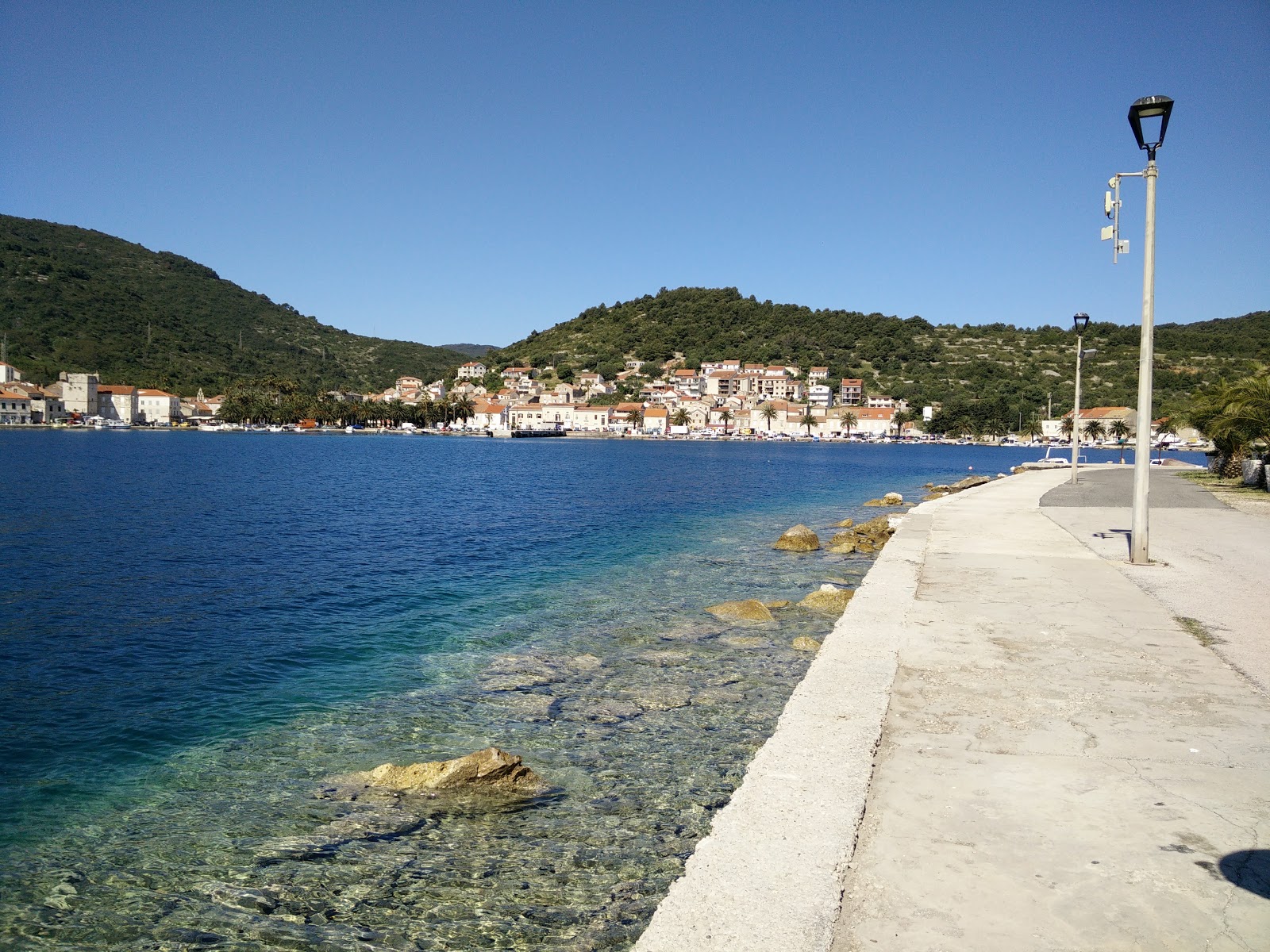 Foto de Prirovo beach con agua cristalina superficie