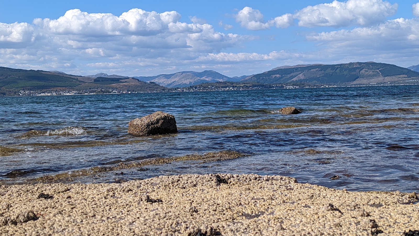 Inverkip Bay Beach的照片 带有碧绿色纯水表面