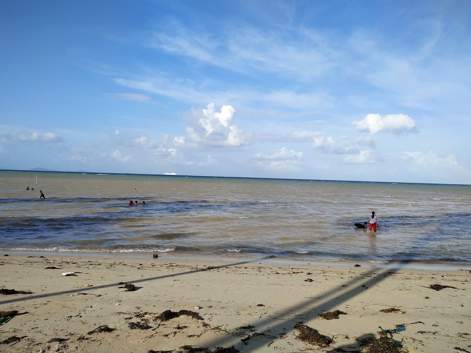 Foto af Teluk Mata Ikan Beach med rummelig kyst