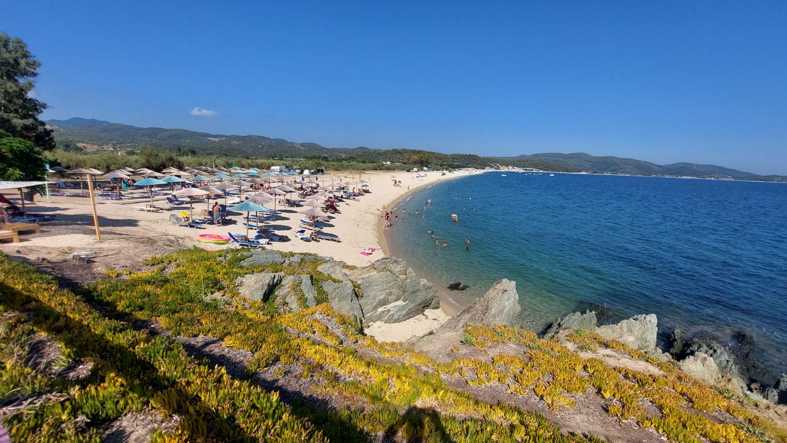 Foto di Tristinika beach con una superficie del sabbia beige fine