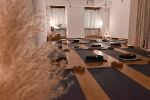 Yolaya: Studio für Yoga - AcroYoga - Thai-Massage image