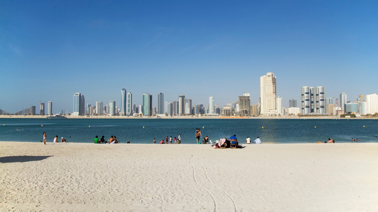 Al Mamzer Beach'in fotoğrafı i̇nce beyaz kum yüzey ile