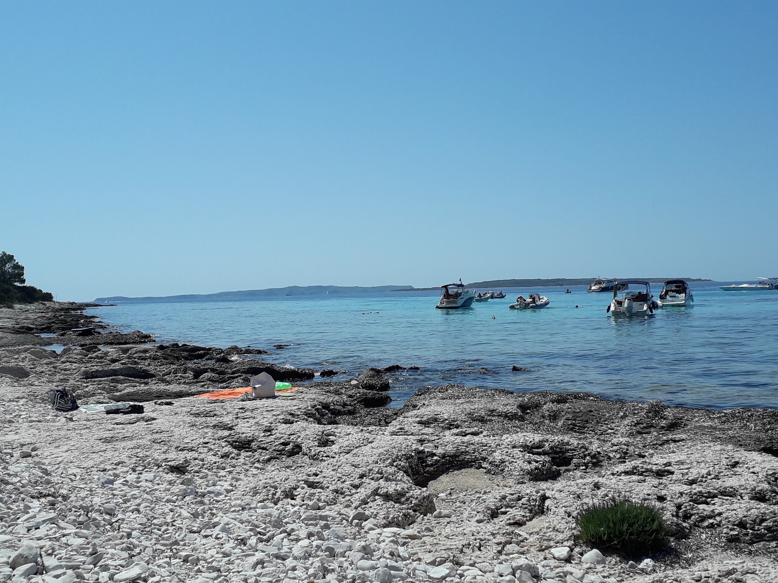 Foto van Plaza Bijela met ruim strand