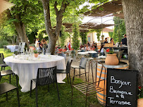 Atmosphère du Restaurant La Terrasse Provençale à Le Puy-Sainte-Réparade - n°4