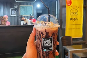 Burger and Coffee Wakaf Bharu image