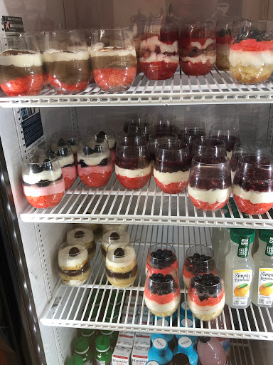 Bakery «Beach Donut Shop», reviews and photos, 344 E Main St, Clinton, CT 06413, USA