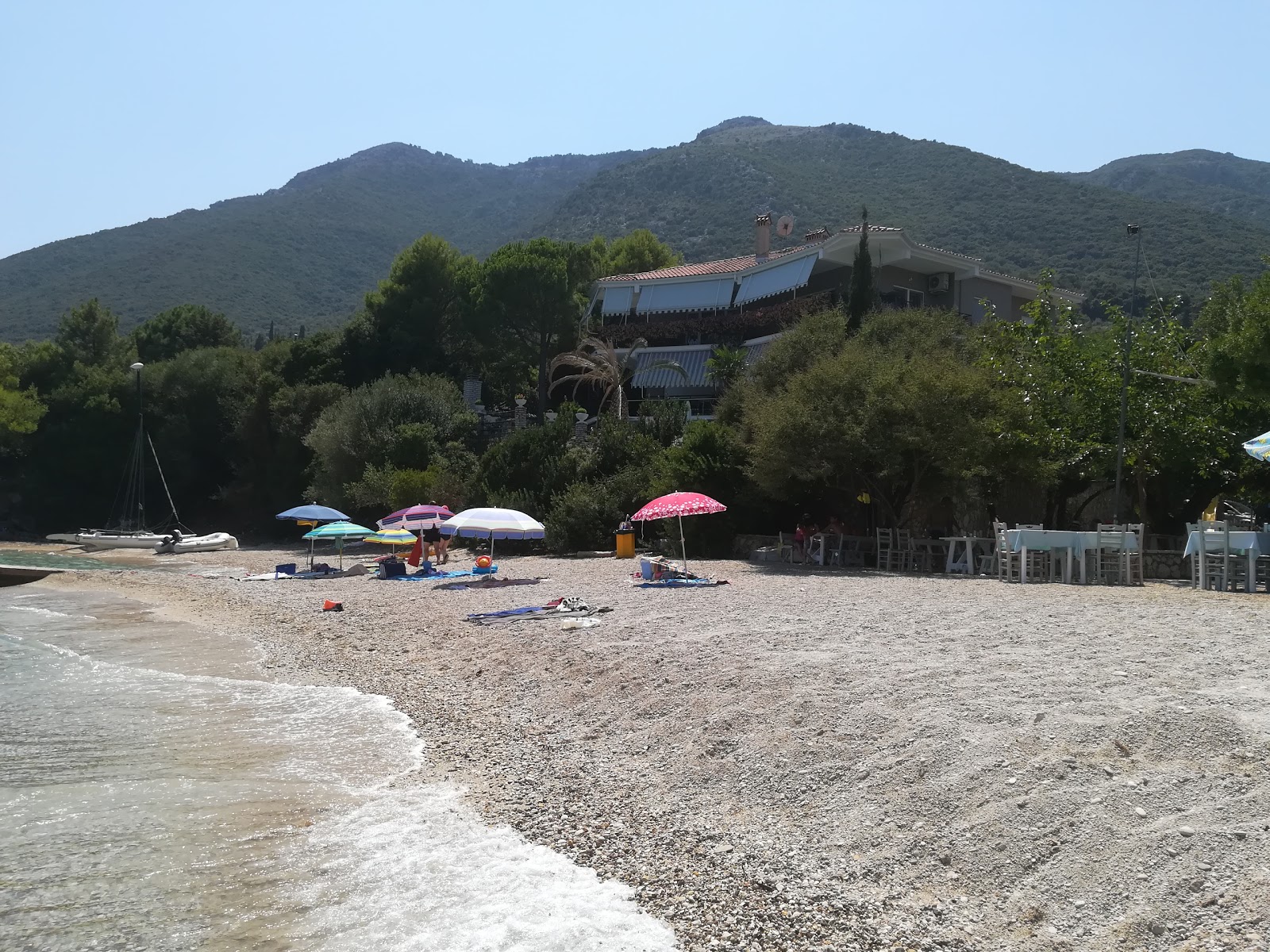 Foto von Nikiana Beach IV von Klippen umgeben