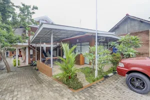 SUPER OYO 90758 D Kost In Kandri Semarang Syariah image