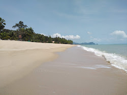 Foto von Nai Phlao Beach von Klippen umgeben