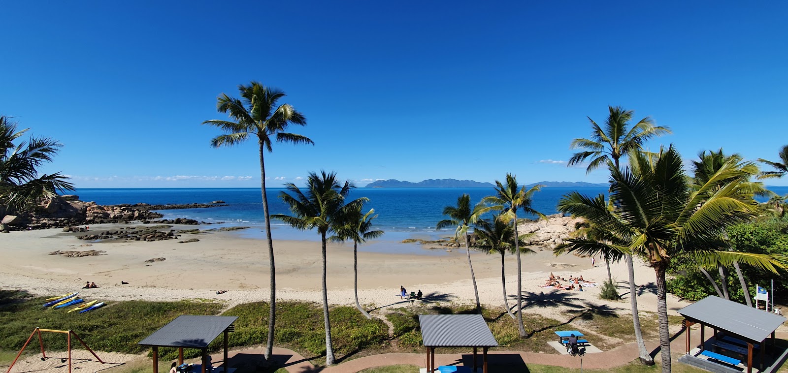 Photo de Rose Bay Beach avec sable lumineux de surface