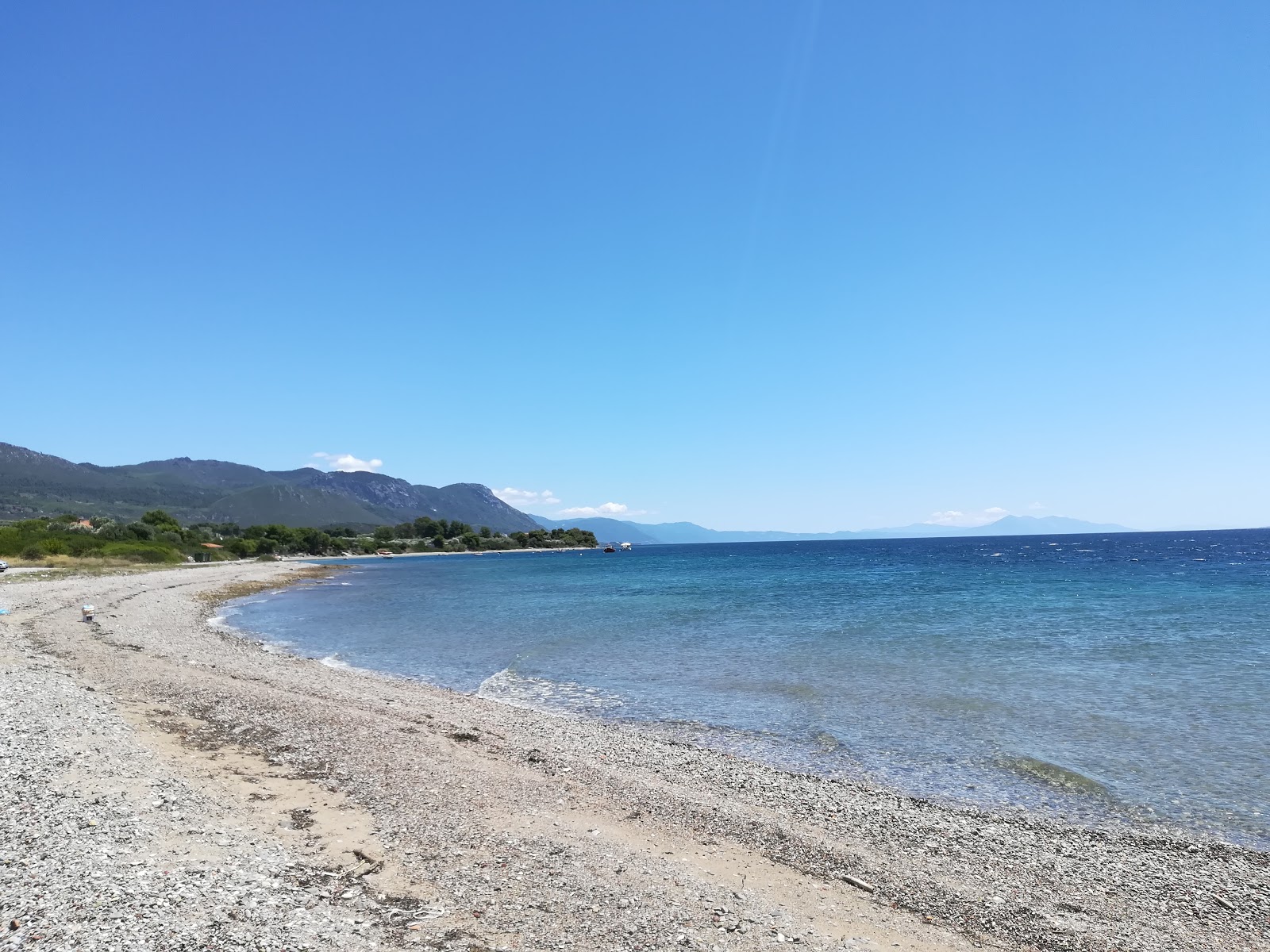 Foto von Kavos beach mit grauer sand & kiesel Oberfläche