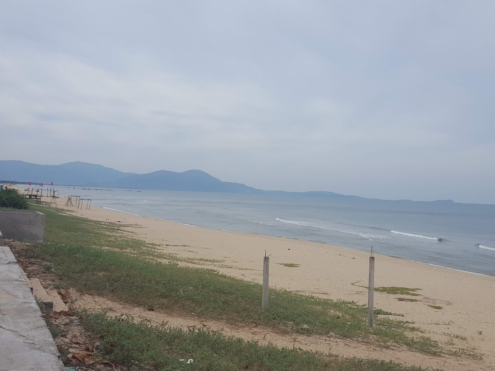 Φωτογραφία του Quang Tho Beach και η εγκατάσταση