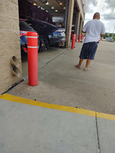 Tire Shop «Discount Tire Store - Fort Worth, TX», reviews and photos, 1000 E Loop 820, Fort Worth, TX 76112, USA