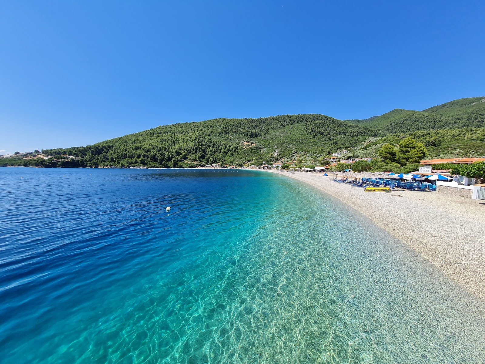 Foto von Panormos Strand mit kleine, graue kiesel Oberfläche