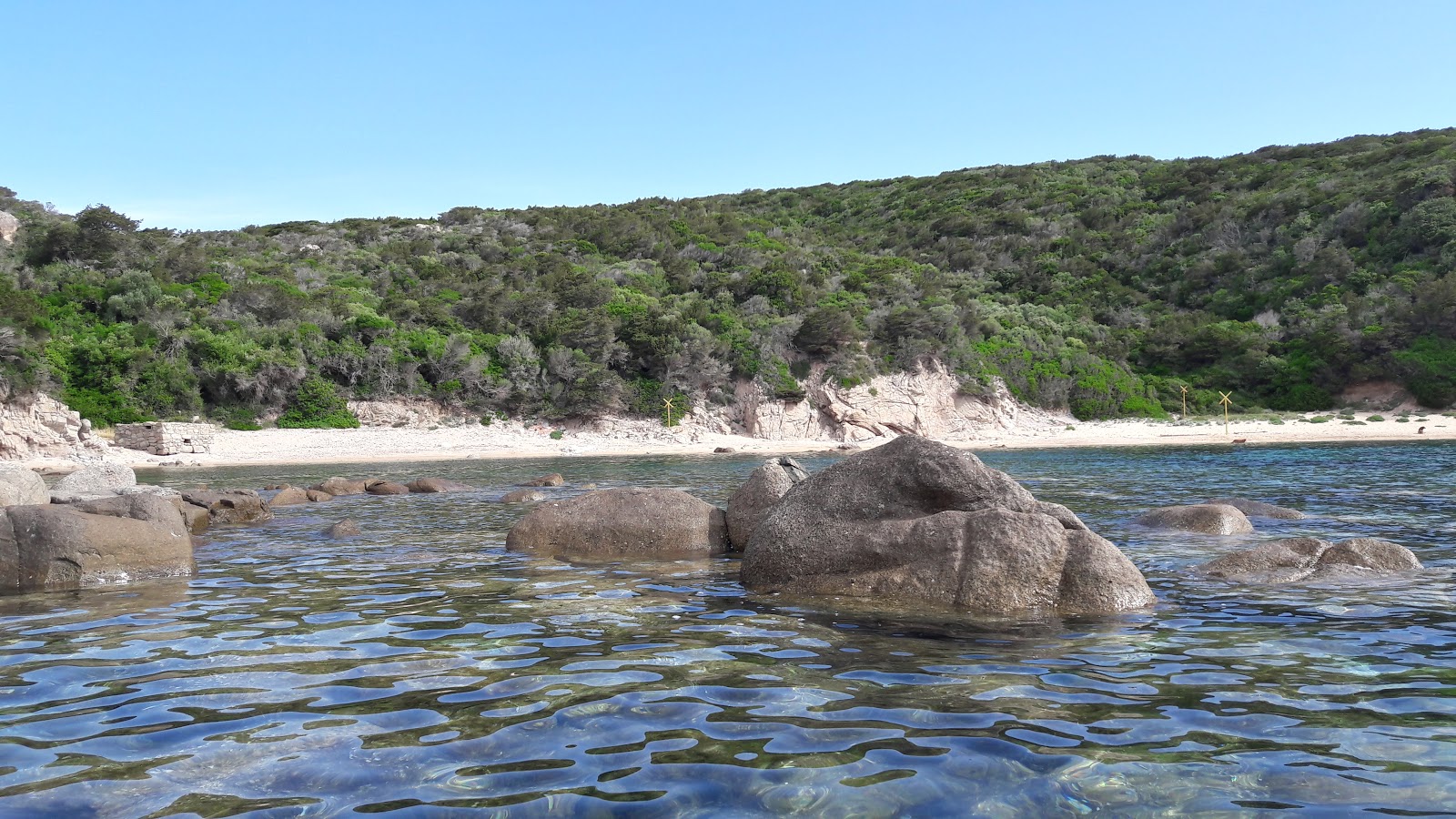 Photo de Plage de Cala Sciumara avec plusieurs petites baies